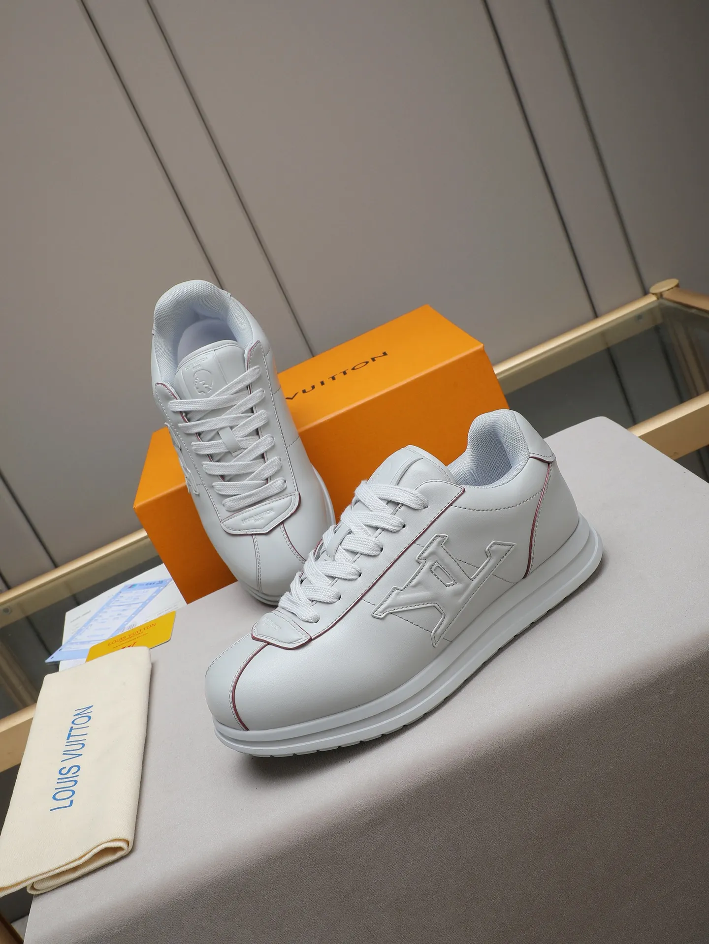 PP560 LV Louis Vuitton L Jialu Brand Runner Tatic Series Thick-soled Casual Sports Shoes Running Shoes Original purchase, development and production This LV Runner Tatic sports shoe combines technical materials such as mesh fabric and ribbons to interpret the inspiration of traditional mountaineering shoes. LV letters are written on one side, the lariat buckle of the quick lacing system is embellished with Monogram flowers and Louis Vuitton logos, and the light and wear-resistant rubber outsole completes the whole. ▪️Fabric: Original imported cowhide + mesh ▪️Inner lining: Original customized breathable mesh ▪️Sole: Original open-molded anti-slip rubber combination material ▪️Size: Men's 38-44 (customized for 45 and 46)